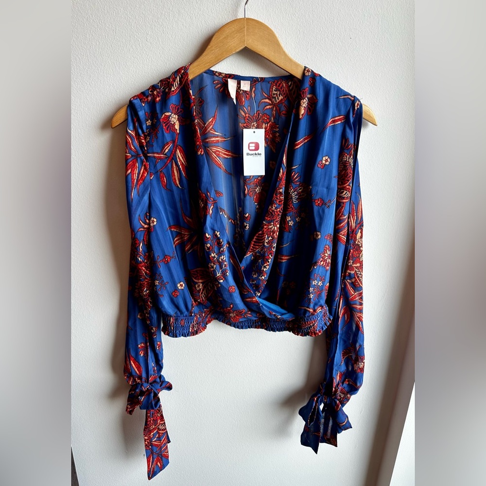 NWT - Evolutionary Apparel Floral Chiffon Cropped Blouse - Size Large - blue/red